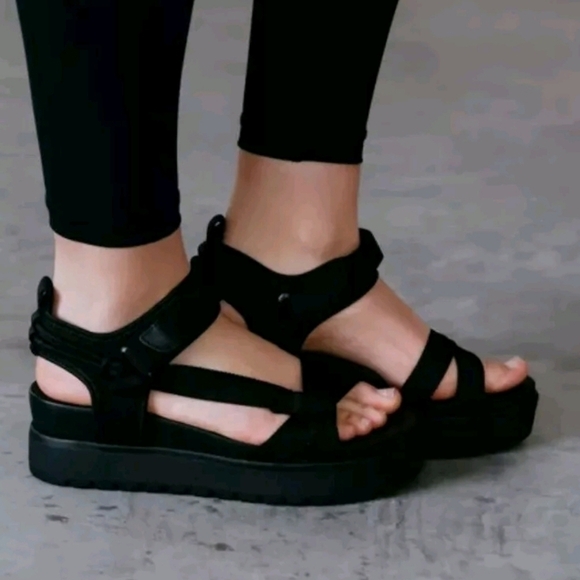 Women's Black Chunky Sole Platform Strap Leather Sandals Size 8.5 🌴 - Picture 1 of 9